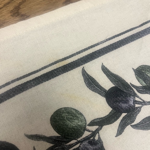 Elegant H&M Home Table Runner - Picture 4 of 5